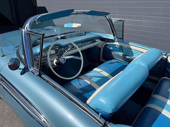 Oldsmobile Ninety-Eight 15 of 25