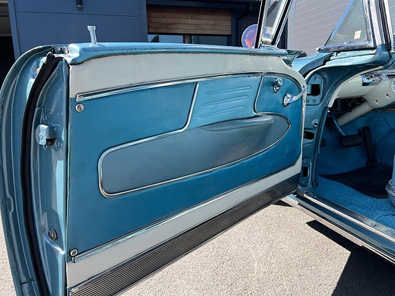 Oldsmobile Ninety-Eight 17 of 25