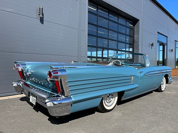 Oldsmobile Ninety-Eight 7 of 25