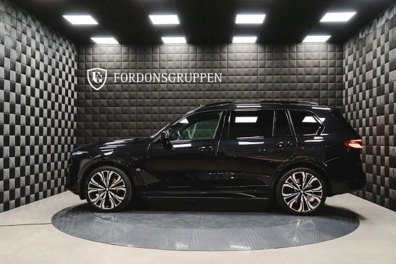 BMW X7 2 of 5