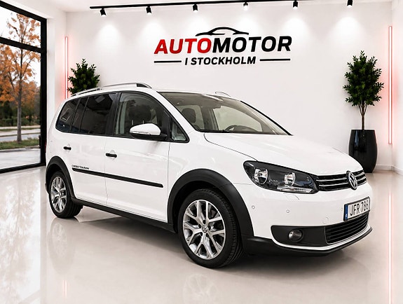 Volkswagen Touran Cross 2 of 17