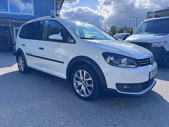 Volkswagen Touran Cross 2 of 5