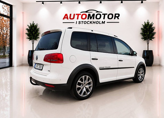 Volkswagen Touran Cross 3 of 17