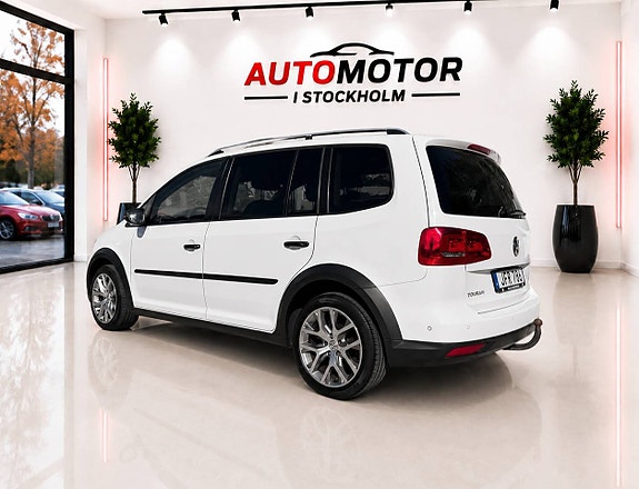 Volkswagen Touran Cross 5 of 17
