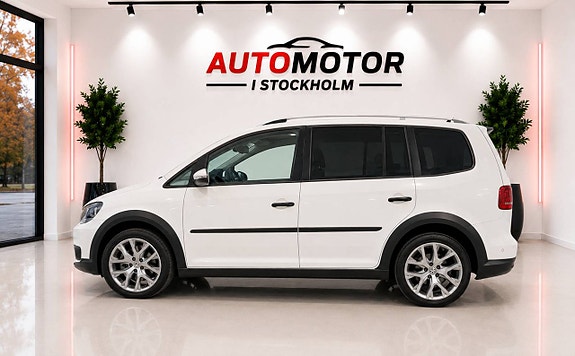 Volkswagen Touran Cross 4 of 17