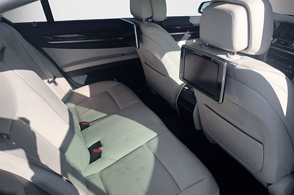 BMW 740d 9 of 12