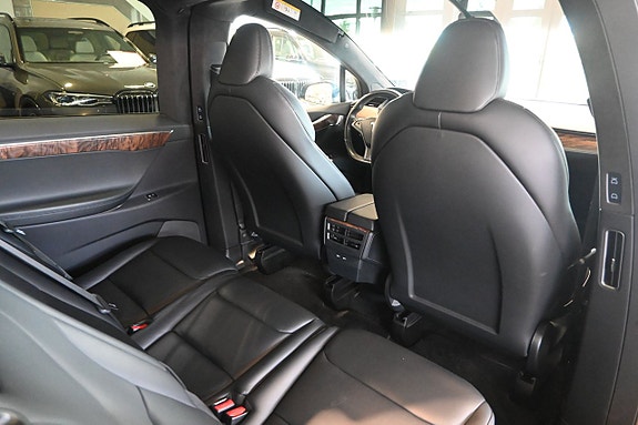 Tesla Model X 13 of 27