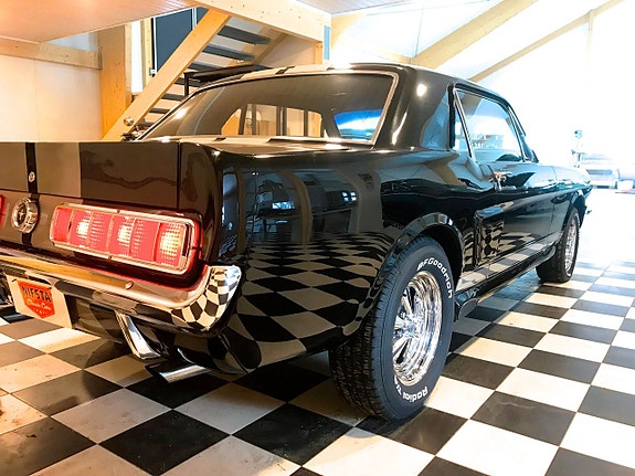 Ford Mustang 4 of 5