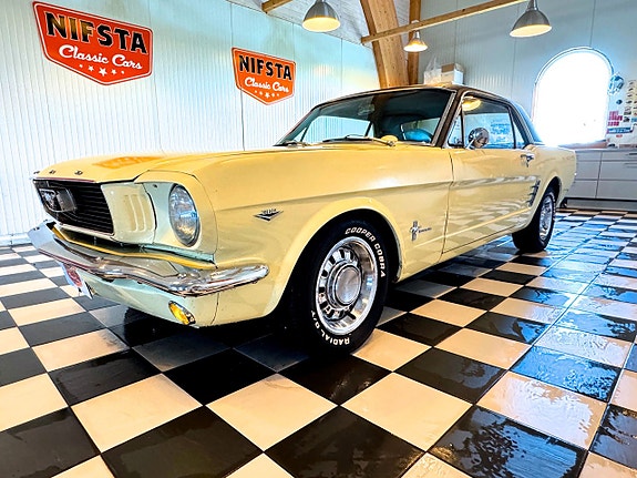 Ford Mustang 11 of 12