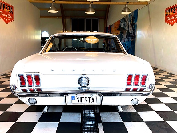 Ford Mustang 9 of 12