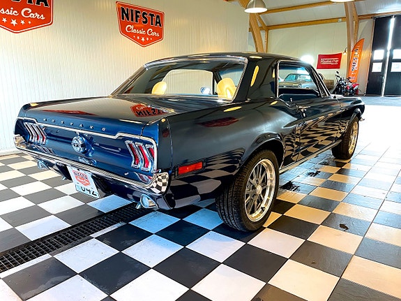 Ford Mustang 7 of 12