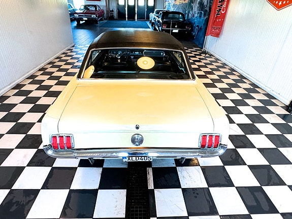 Ford Mustang 12 of 12