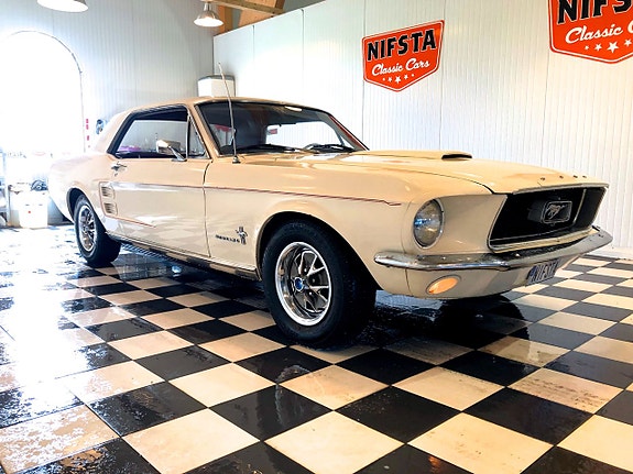 Ford Mustang 8 of 12