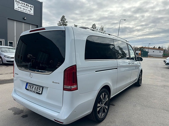 Mercedes-Benz V250 3 of 5