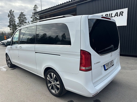 Mercedes-Benz V250 4 of 5