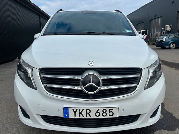 Mercedes-Benz V250 2 of 5