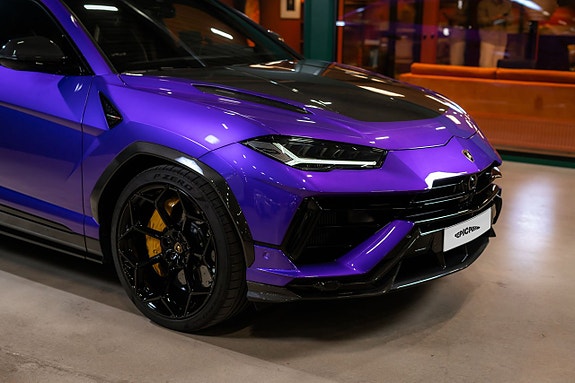 Lamborghini Urus 2 of 5