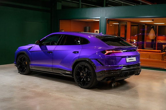 Lamborghini Urus 3 of 5