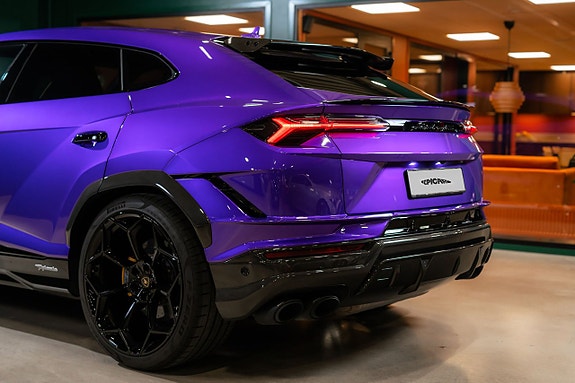 Lamborghini Urus 4 of 5