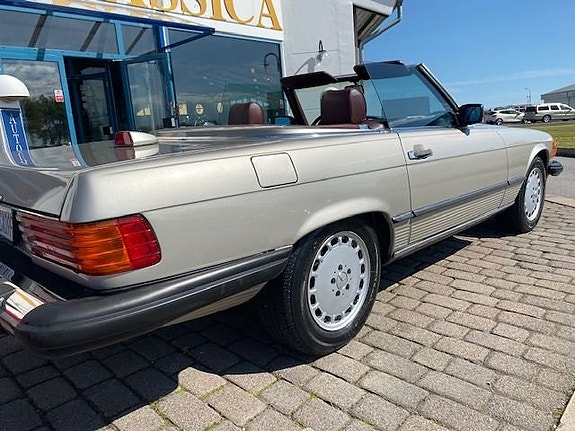 Mercedes-Benz 560 SL 3 of 8