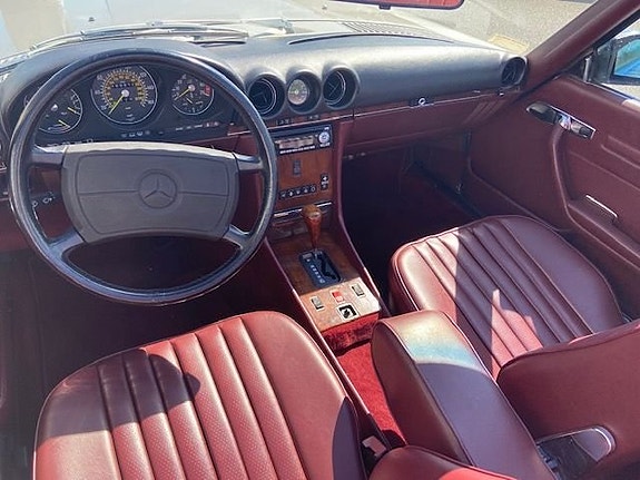 Mercedes-Benz 560 SL 5 of 8