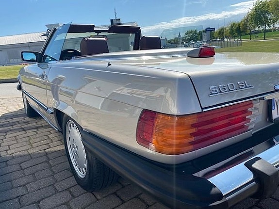 Mercedes-Benz 560 SL 4 of 8