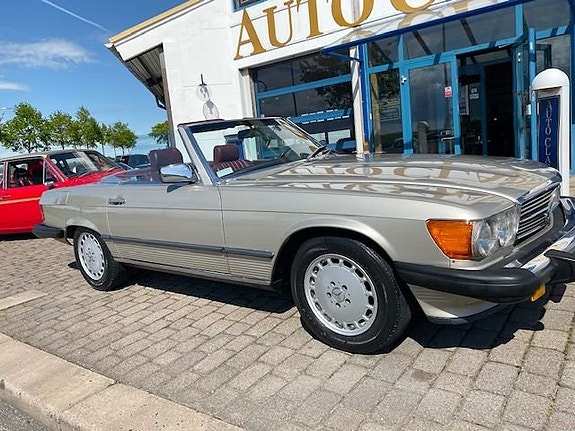 Mercedes-Benz 560 SL 2 of 8