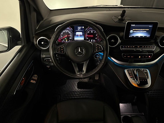 Mercedes-Benz V220 18 of 23