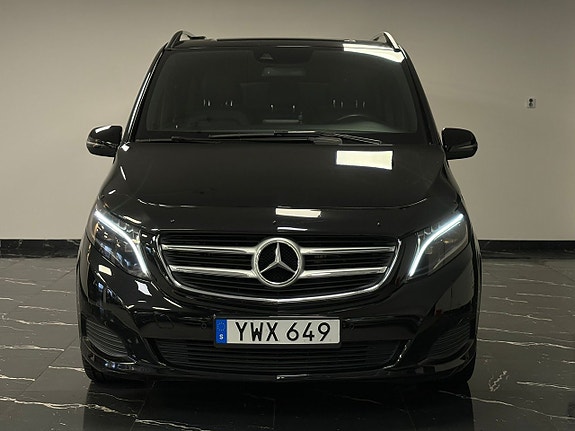 Mercedes-Benz V220 2 of 5