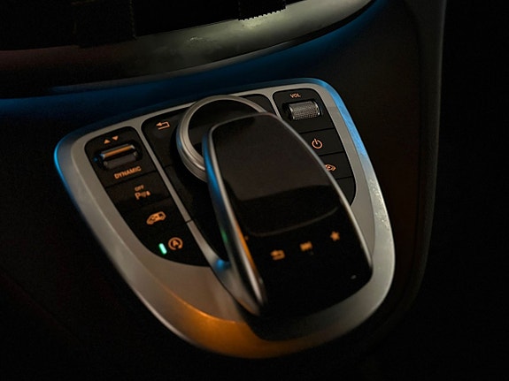 Mercedes-Benz V220 22 of 23