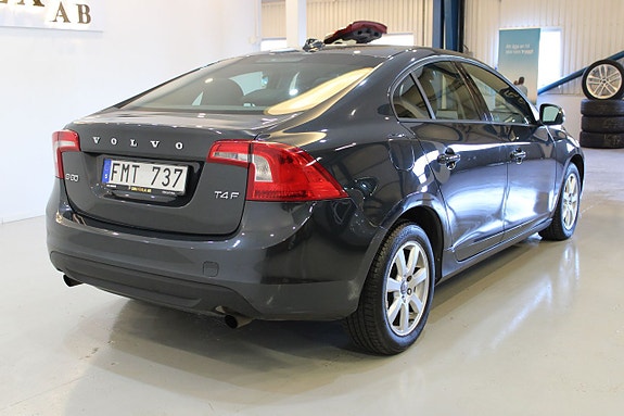 Volvo S60 4 of 5