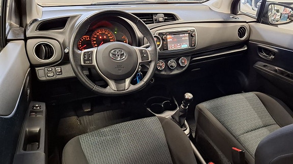 Toyota Yaris 2 of 23