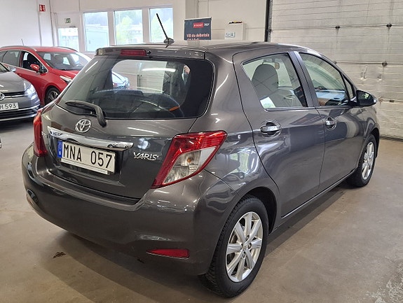 Toyota Yaris 4 of 23