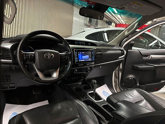Toyota HiLux 14 of 18