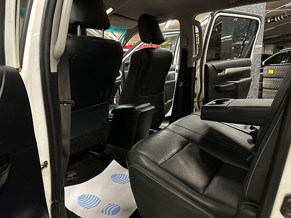 Toyota HiLux 18 of 18