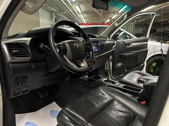 Toyota HiLux 13 of 18