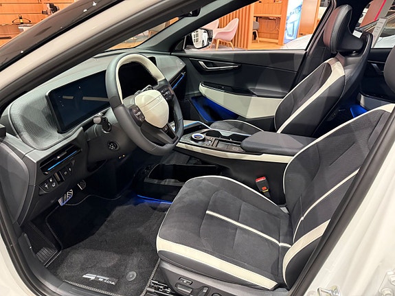 Kia EV6 4 of 17