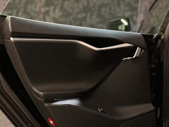 Tesla Model S 11 of 27
