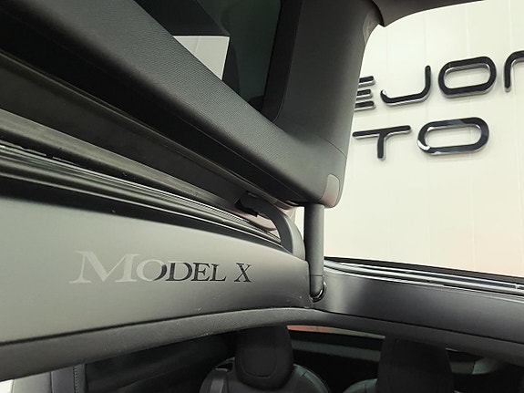 Tesla Model X 22 of 25