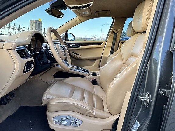 Porsche Macan Turbo 5 of 5