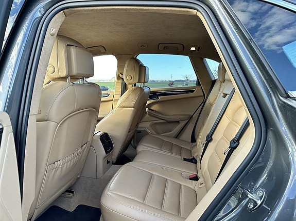 Porsche Macan Turbo 6 of 8