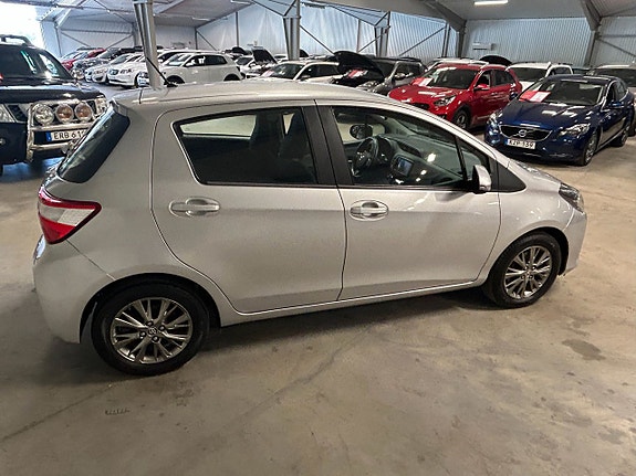Toyota Yaris 3 of 5
