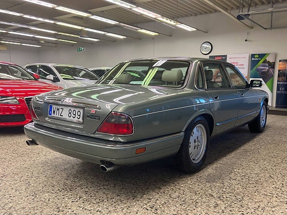 Jaguar XJ 7 of 25