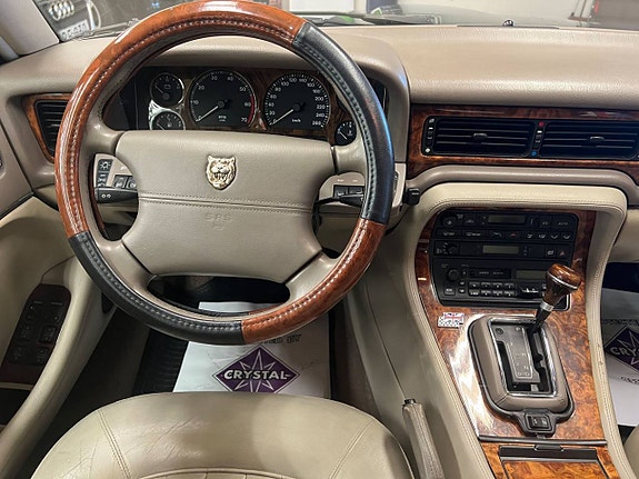 Jaguar XJ 19 of 25