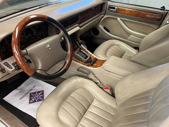Jaguar XJ 12 of 25