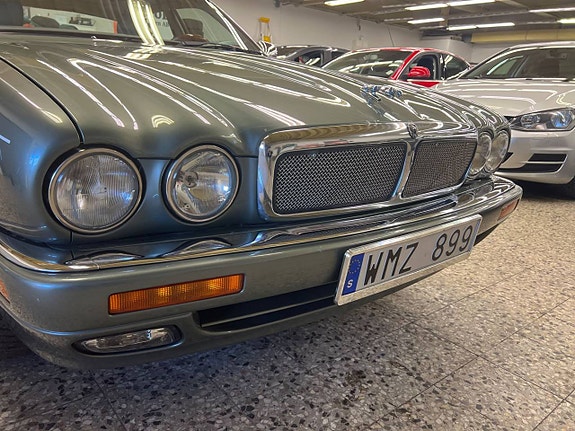 Jaguar XJ 4 of 25