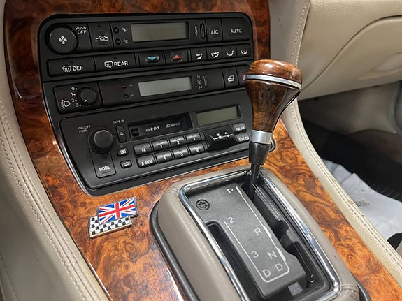 Jaguar XJ 21 of 25