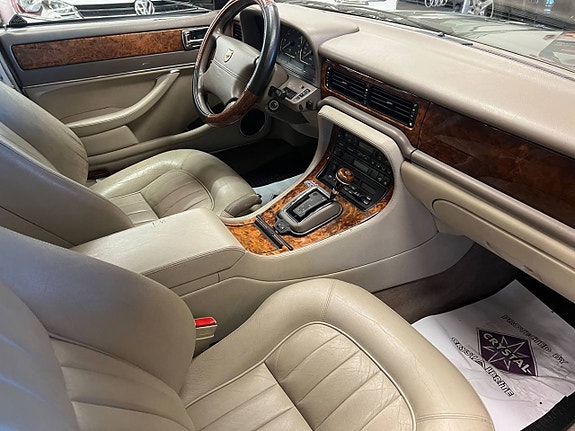 Jaguar XJ 14 of 25