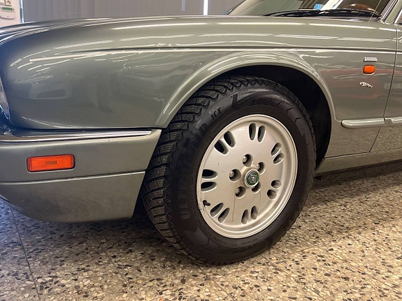 Jaguar XJ 9 of 25