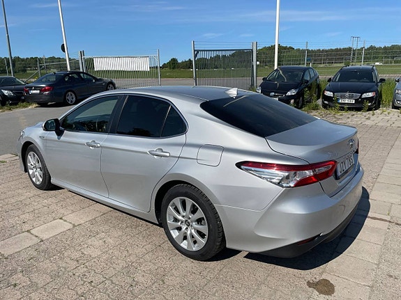 Toyota Camry 2 of 5